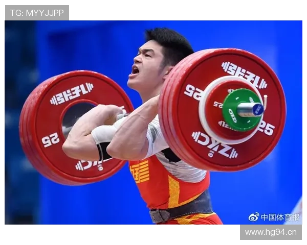 石智勇训练完顺手拎起教练当哑铃 石智勇训练完顺手拎起教练当哑铃